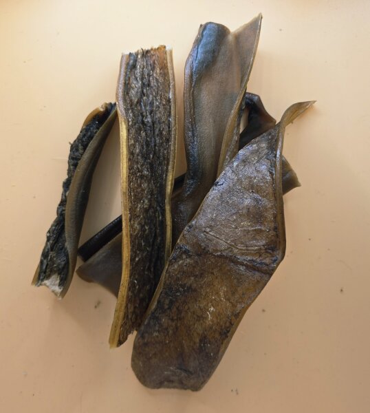 NaHuKa Natur Leckerli - Hirschhaut ohne Fell 150g